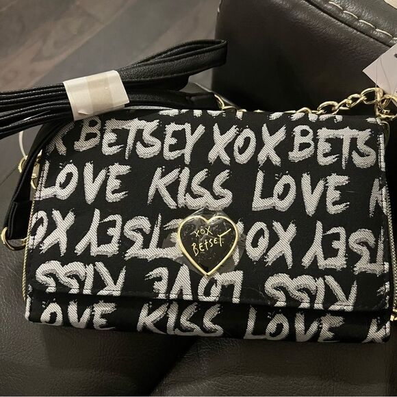 NWT Betsey Johnson black white XOXO LOVE KISS Crossbody shoulder accordion bag - Picture 11 of 11